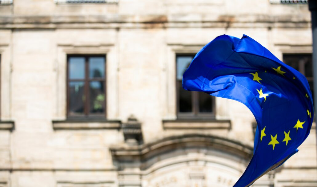 Foto einer EU-Flagge vor einem Behördengebäude
